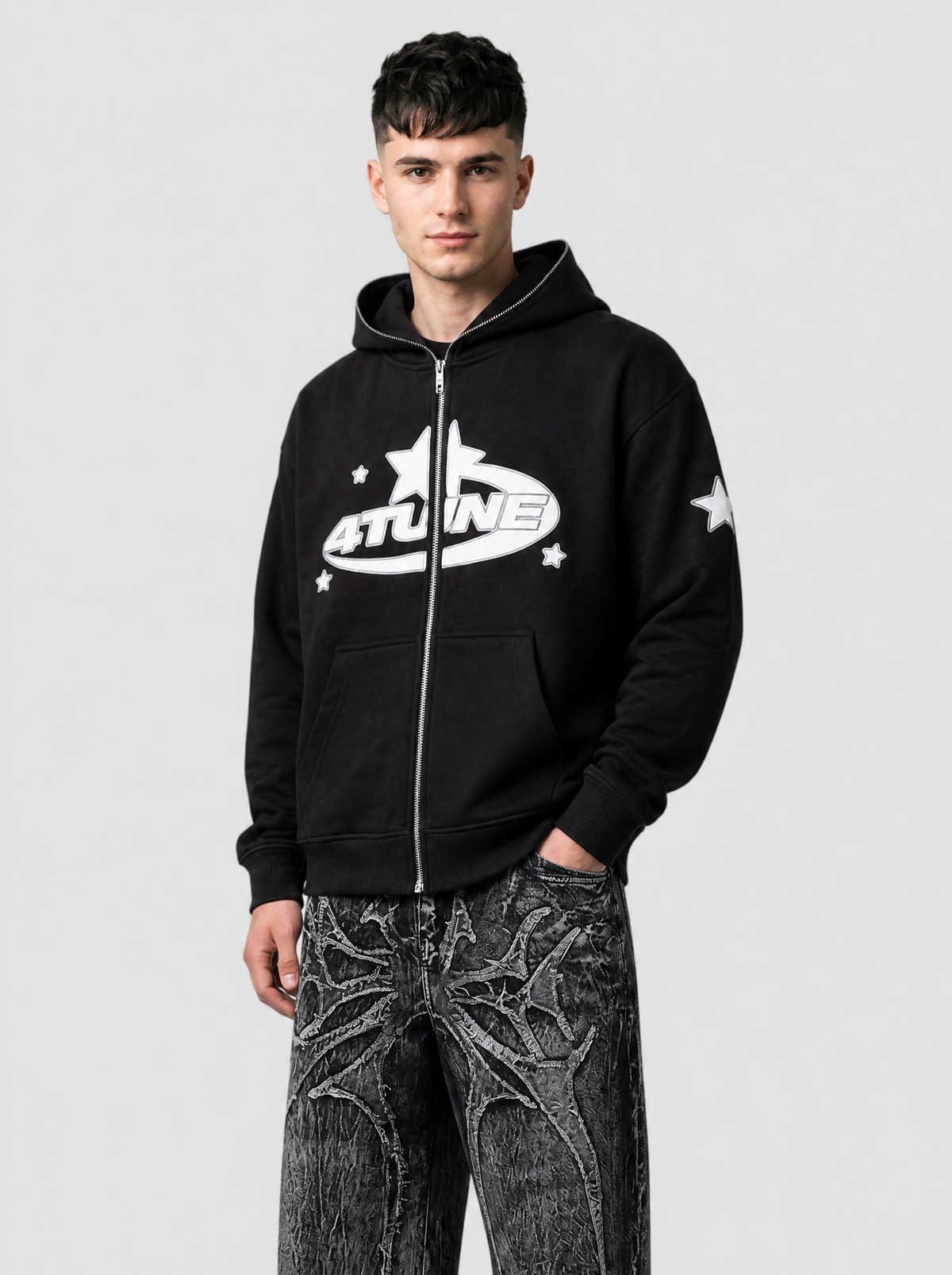Autre vue | Homme portant le hoodie zippé noir logo 4TUNE vu de trois quarts, avec un jean baggy délavé à motif toile | Variante : Noir