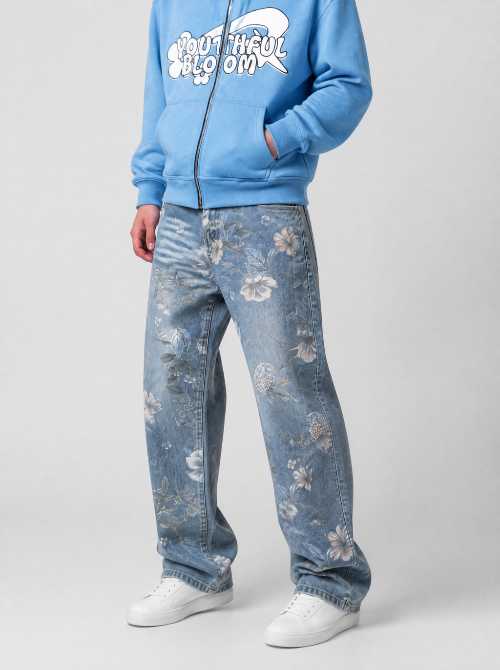Autre vue | Jean bleu clair à imprimé floral crème et feuillage vert, porté de trois quarts face avec un hoodie zippé bleu ciel à fleur blanche
