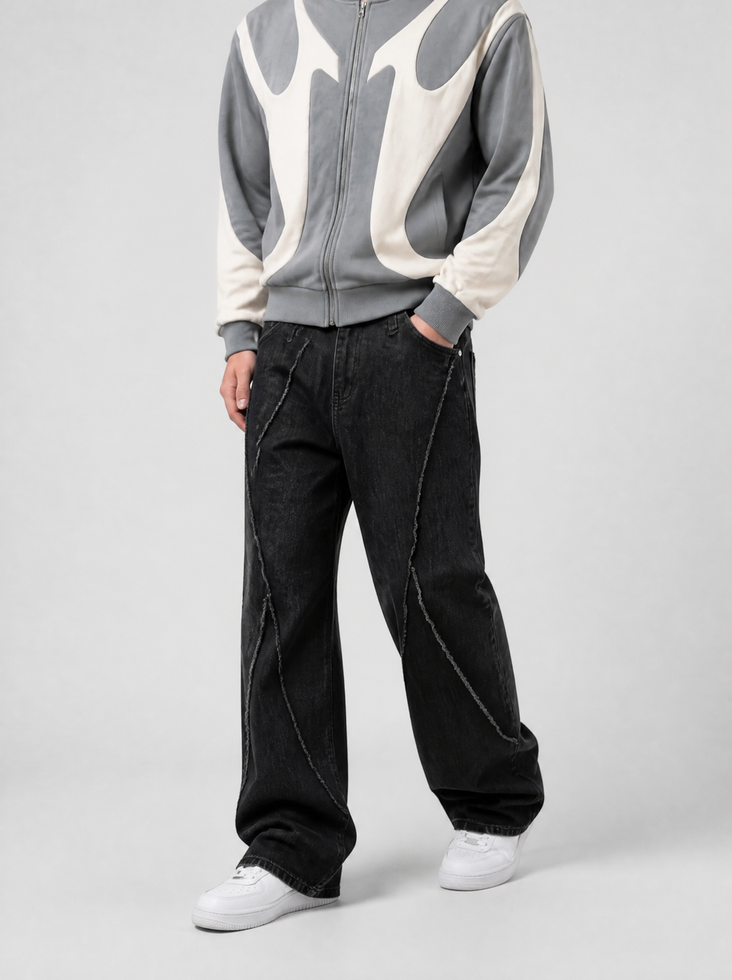 Autre vue | Jean large noir délavé à coutures courbes effilochées, porté de trois quarts face avec un hoodie zippé gris à empiècements crème