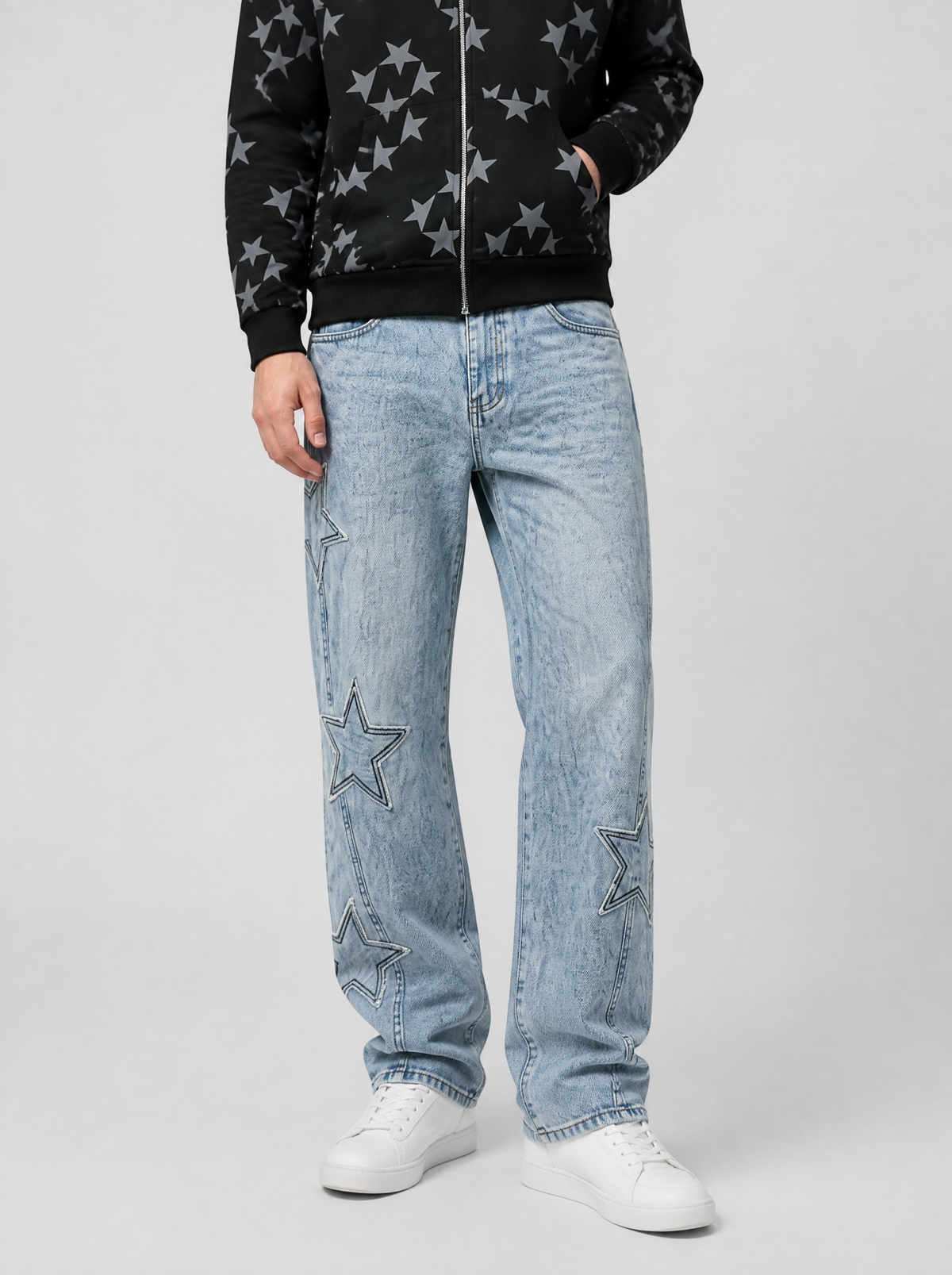 Autre vue | Jean droit bleu clair à étoiles en denim effiloché, porté de trois quarts face avec un hoodie zippé noir à étoiles grises | Variante : Bleu