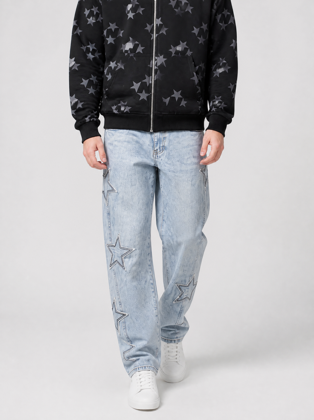 Autre vue | Homme marchant de face en jean bleu clair délavé orné d'étoiles cousues, associé à un hoodie zippé noir imprimé d'étoiles | Variante : Bleu