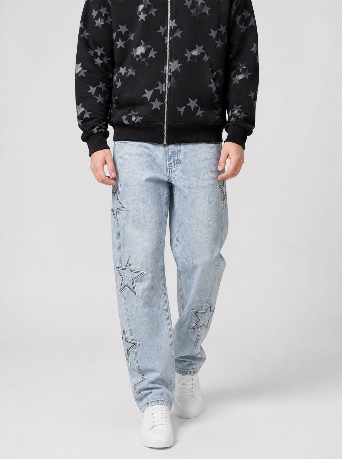 Autre vue | Homme marchant de face en jean bleu clair délavé orné d'étoiles cousues, associé à un hoodie zippé noir imprimé d'étoiles | Variante : Bleu