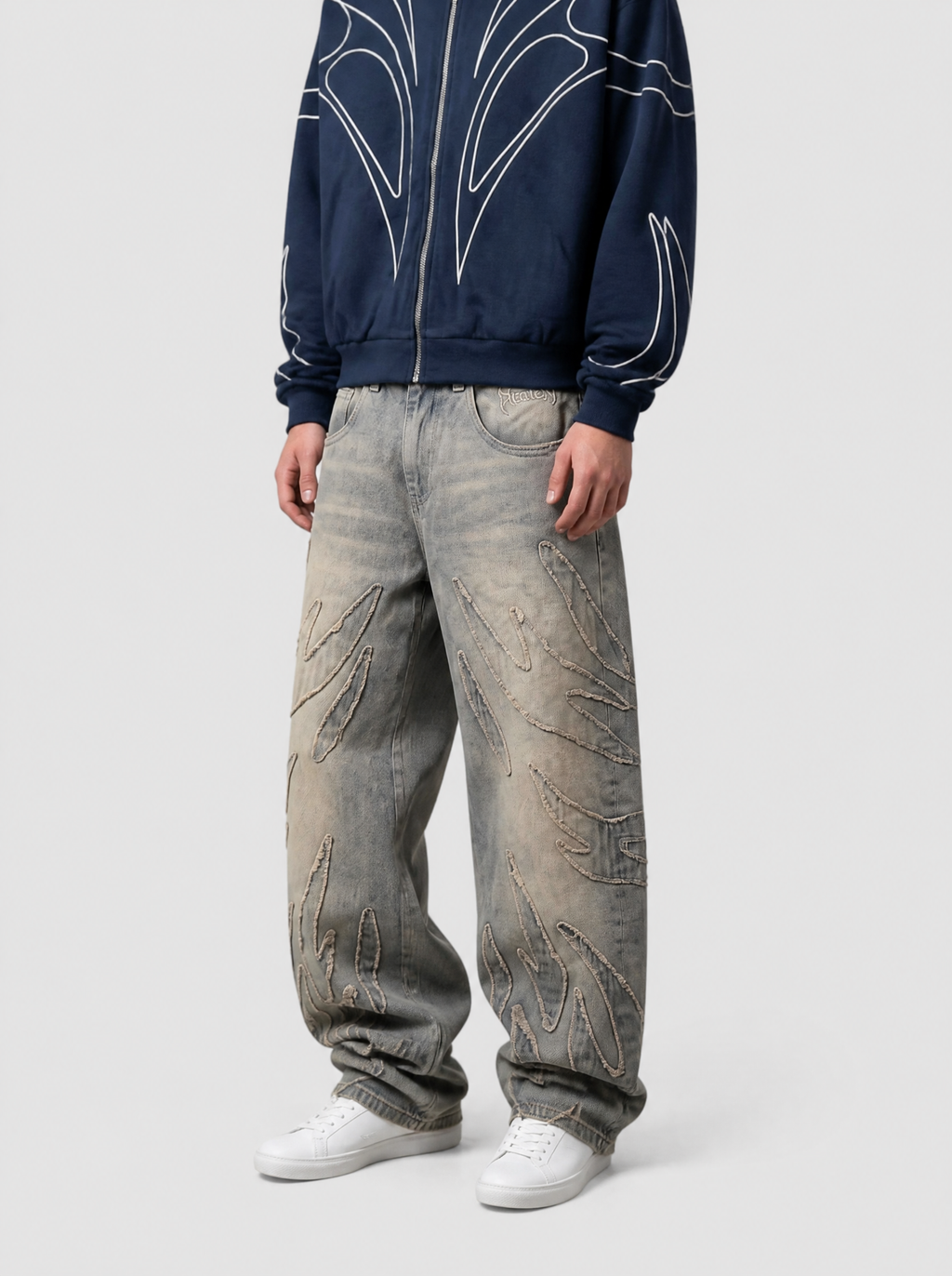 Autre vue | Jean baggy gris délavé à flammes en denim effiloché, porté de trois quarts face avec un hoodie zippé bleu marine à liserés blancs | Variante : Gris