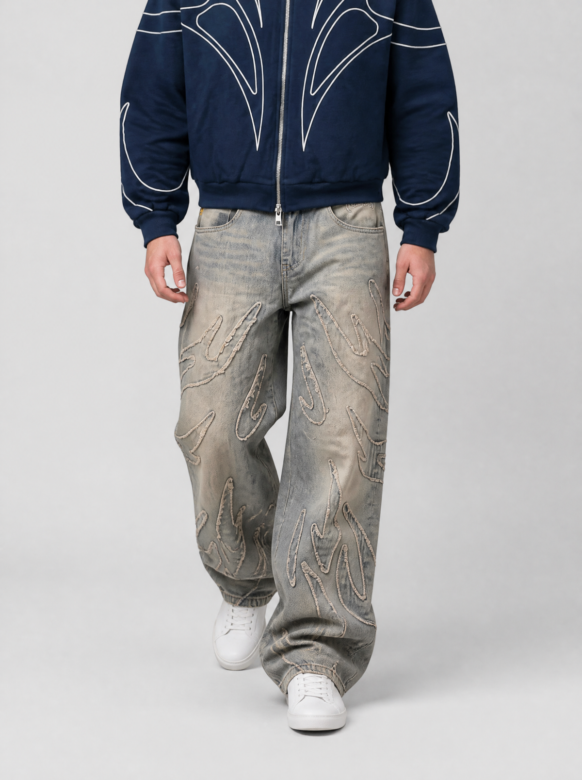 Autre vue | Homme marchant de face en jean large gris effet sale orné de flammes appliquées, avec un hoodie zippé marine à lignes blanches | Variante : Gris