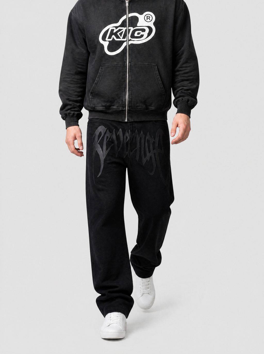 Autre vue | Homme marchant de face en jean noir à inscription gothique ton sur ton sur les cuisses, avec un hoodie zippé noir délavé