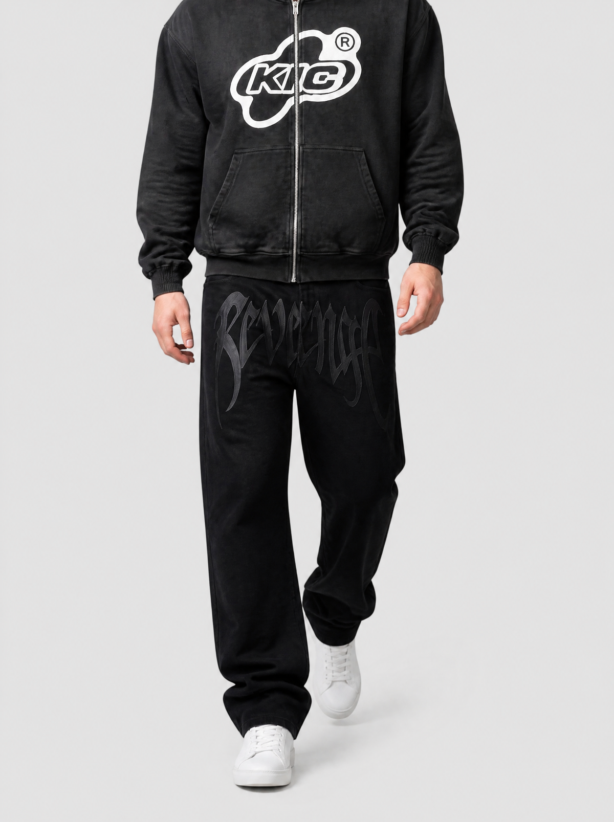 Autre vue | Homme marchant de face en jean noir à inscription gothique ton sur ton sur les cuisses, avec un hoodie zippé noir délavé