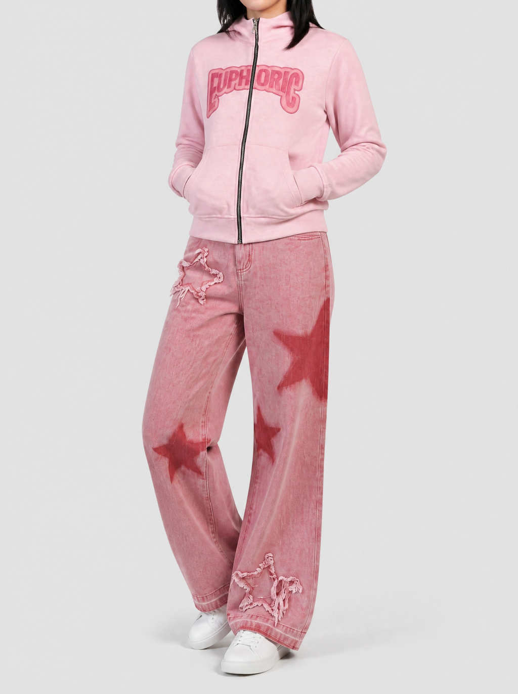 Autre vue | Jean large rose délavé à étoiles rouges et étoiles effilochées, porté de trois quarts face avec un hoodie zippé rose Euphoric
