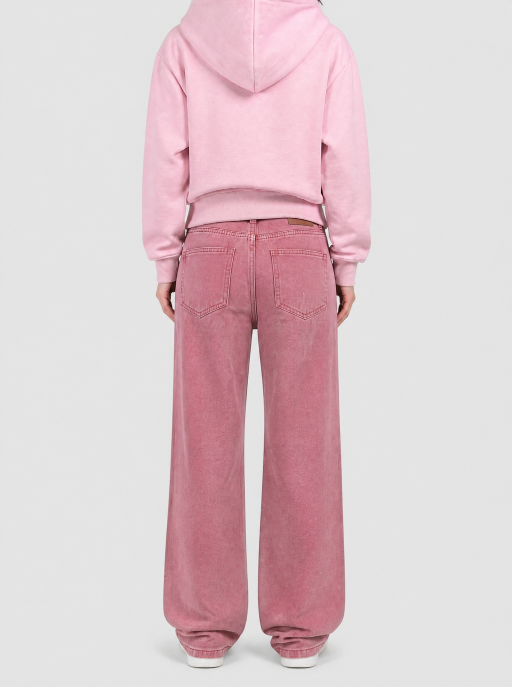 Autre vue | Vue de dos du jean rose délavé à jambe large, poches arrière unies et patch marron, porté avec un hoodie zippé rose pâle