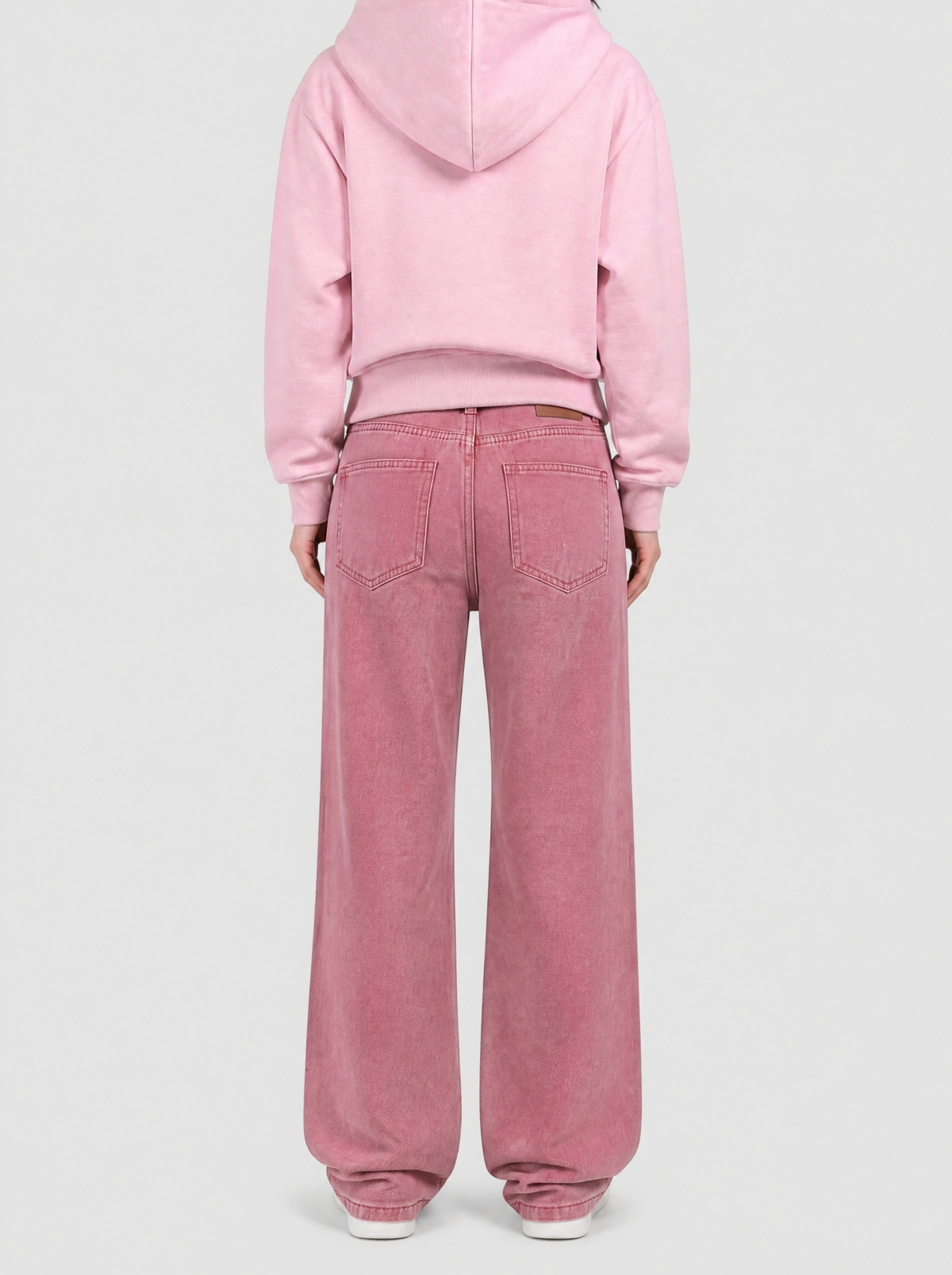 Autre vue | Vue de dos du jean rose délavé à jambe large, poches arrière unies et patch marron, porté avec un hoodie zippé rose pâle
