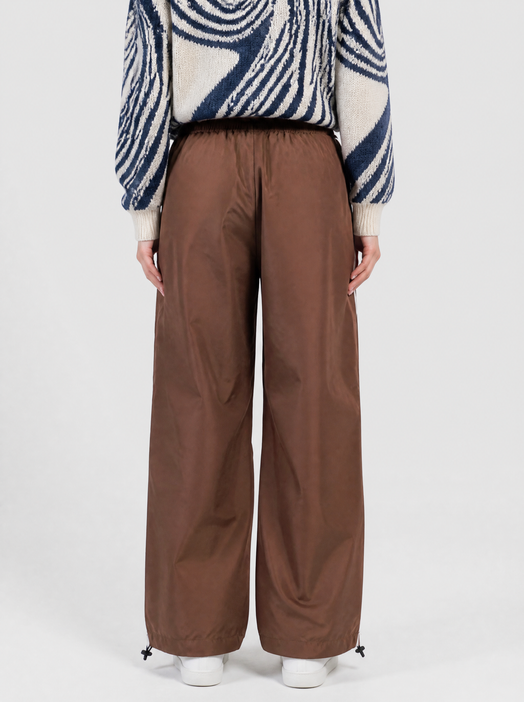 Autre vue | Dos uni du pantalon de jogging large marron en nylon léger, cordons de serrage aux chevilles | Variante : Marron