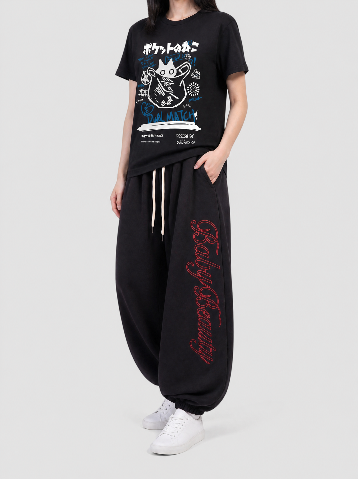 Autre vue | Jogging oversize noir à calligraphie rouge Baby Beauty, porté de trois quarts face avec un t-shirt noir à chat japonais | Variante : Noir