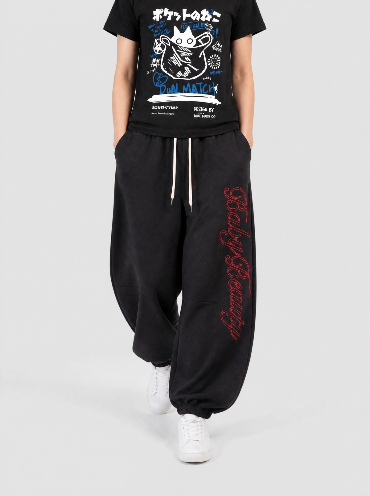 Autre vue | Femme marchant de face en jogging ballon noir à chevilles élastiques et écriture rouge, avec un t-shirt noir illustré | Variante : Noir