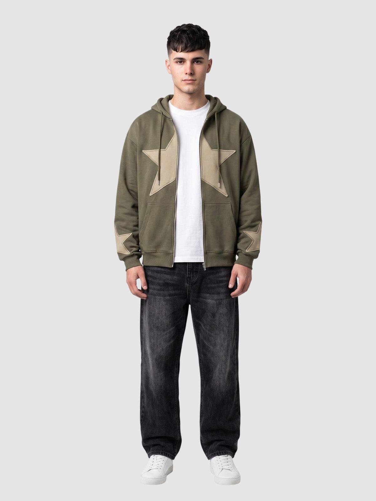 Hoodie zippé vert kaki avec un grand écusson étoile brodé beige sur la poitrine et des étoiles plus petites sur les poignets.