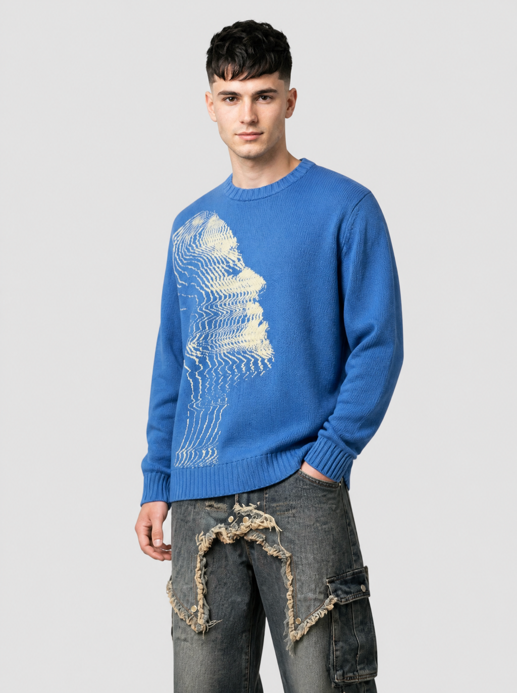 Autre vue | Pull en maille bleu à visage de profil effet glitch crème, porté de trois quarts face avec un jean baggy à étoiles effilochées