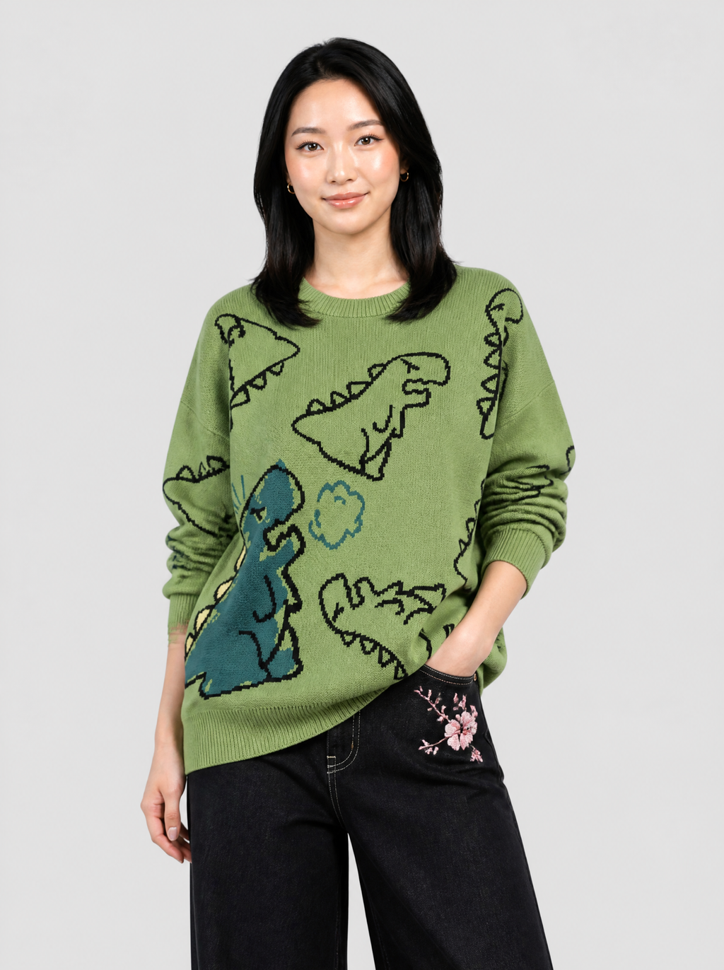 Autre vue | Pull oversize vert en jacquard dinosaures porté de face avec un jean large brut brodé de fleurs | Variante : Vert