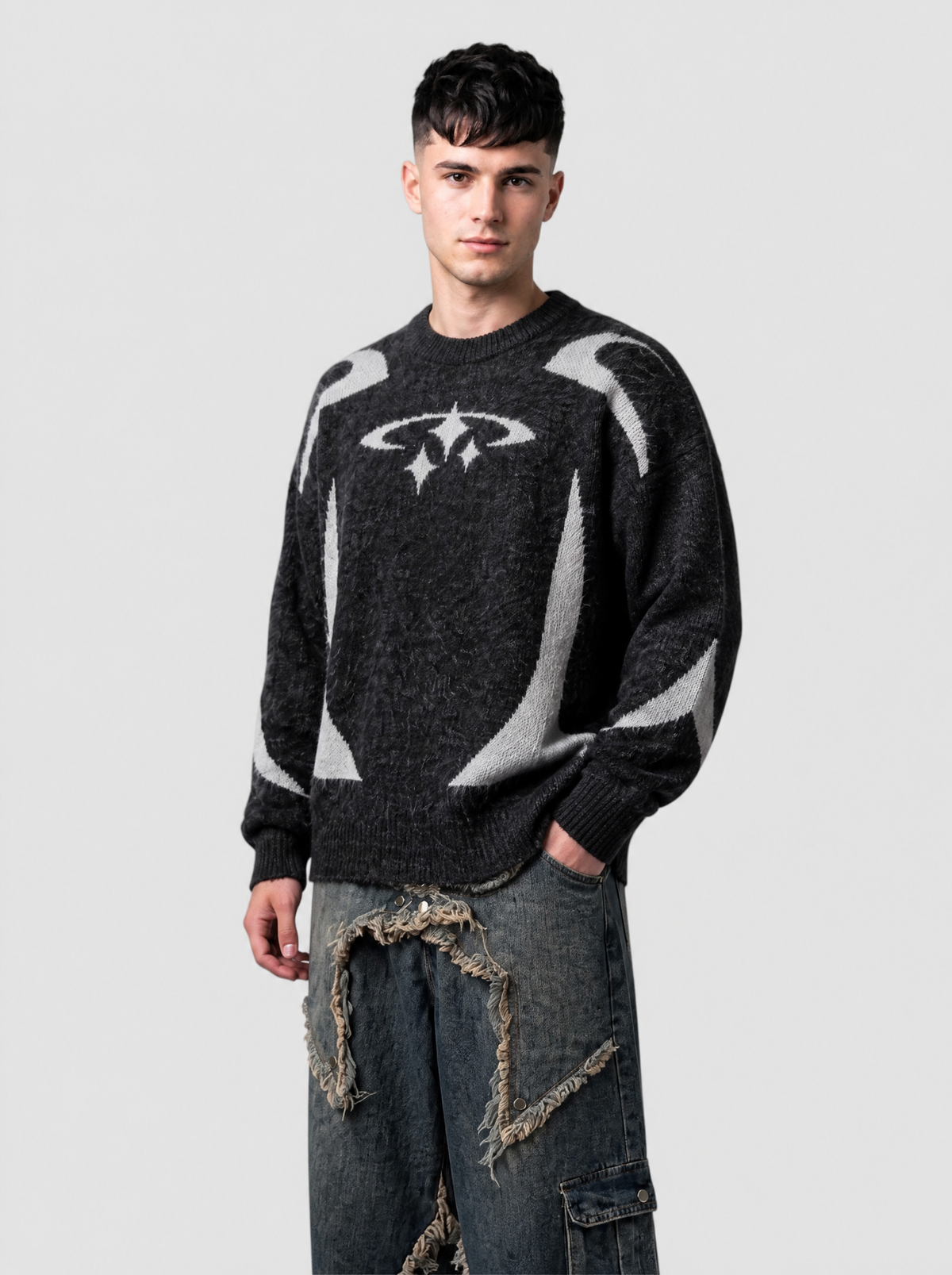 Autre vue | Pull duveteux anthracite à emblème étoilé gris et lames courbes, porté de trois quarts face avec un jean baggy à étoiles | Variante : Noir