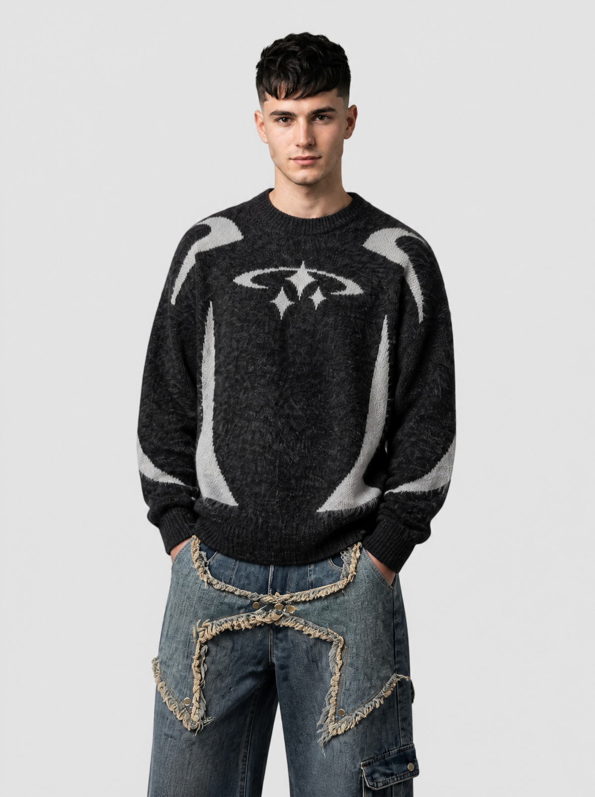 Autre vue | Homme de face en pull en maille noire duveteuse à motifs gris, associé à un jean large bleu orné d'étoiles effilochées | Variante : Noir