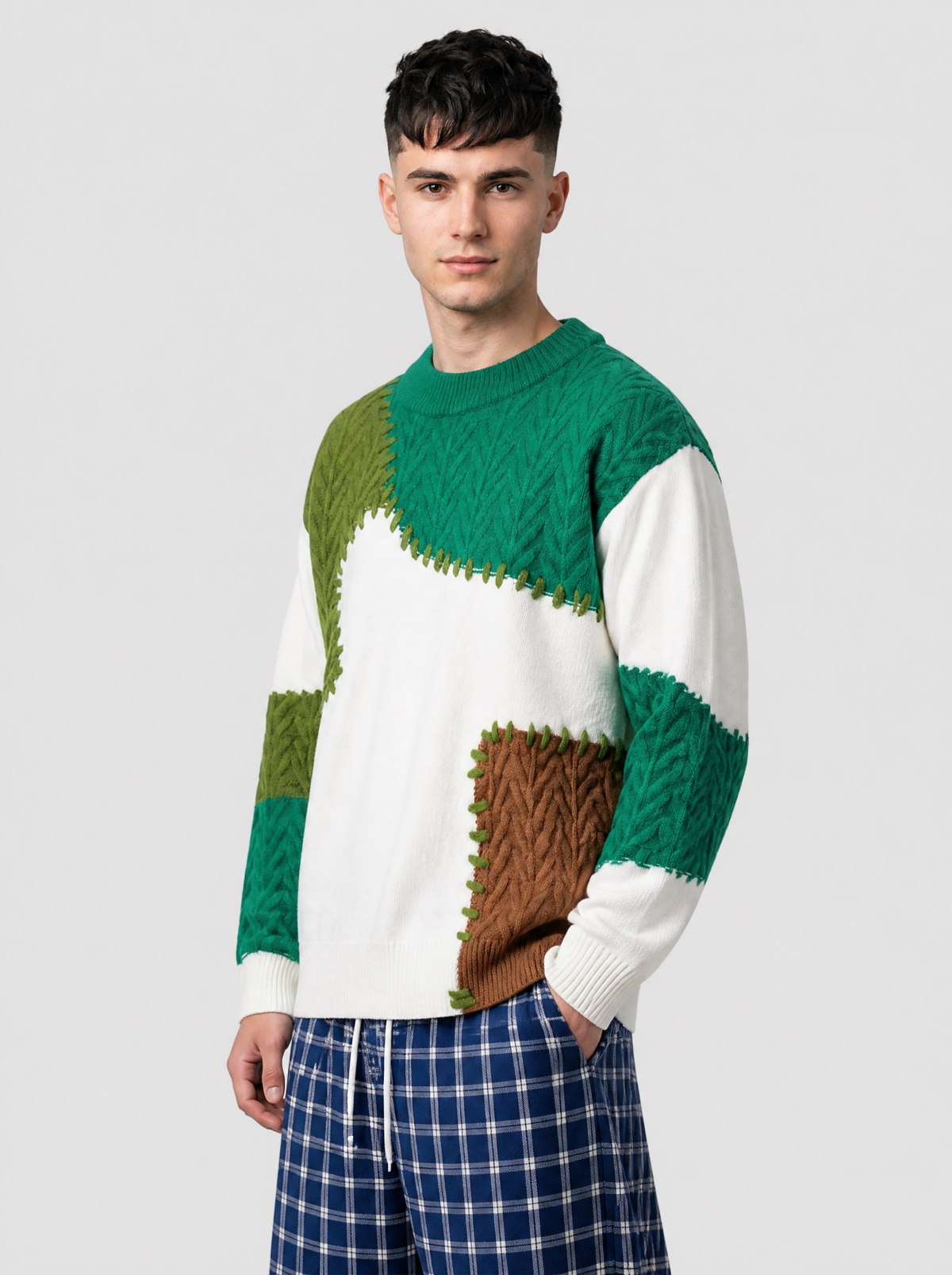 Autre vue | Pull en maille torsadée patchwork crème, vert émeraude, vert olive et marron porté de trois quarts | Variante : Vert