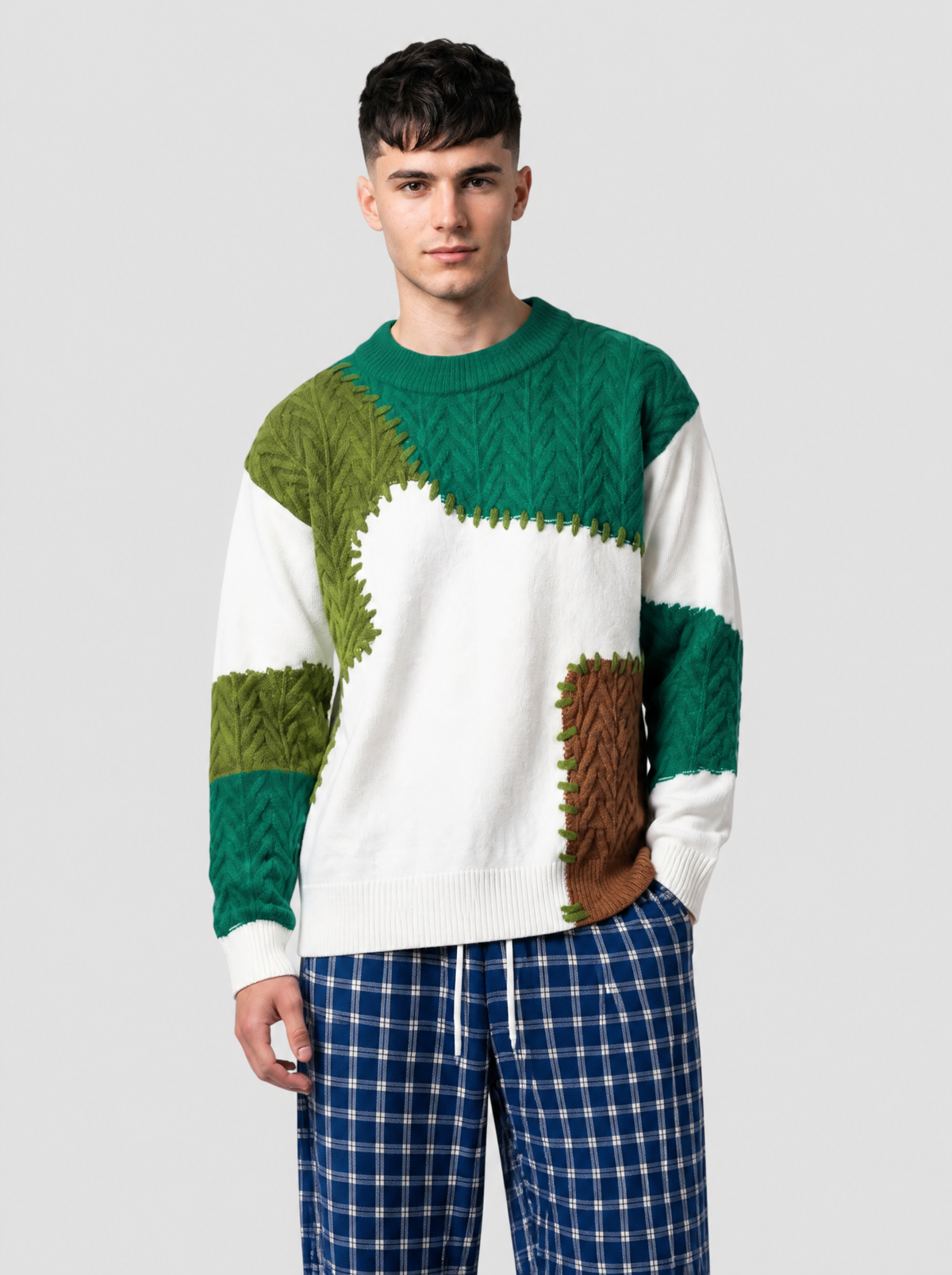 Autre vue | Homme portant de face le pull patchwork en maille torsadée vert et crème avec un pantalon à carreaux | Variante : Vert