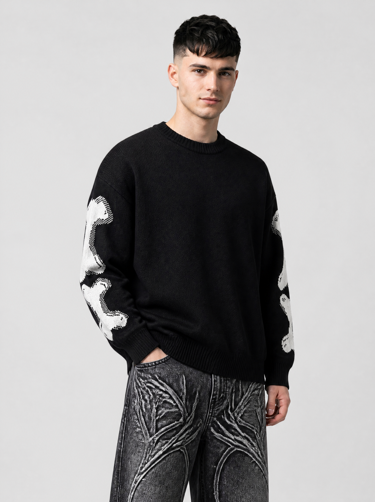 Autre vue | Pull en maille noir au devant uni et os blancs sur les manches, porté de trois quarts face avec un jean baggy noir craquelé | Variante : Noir