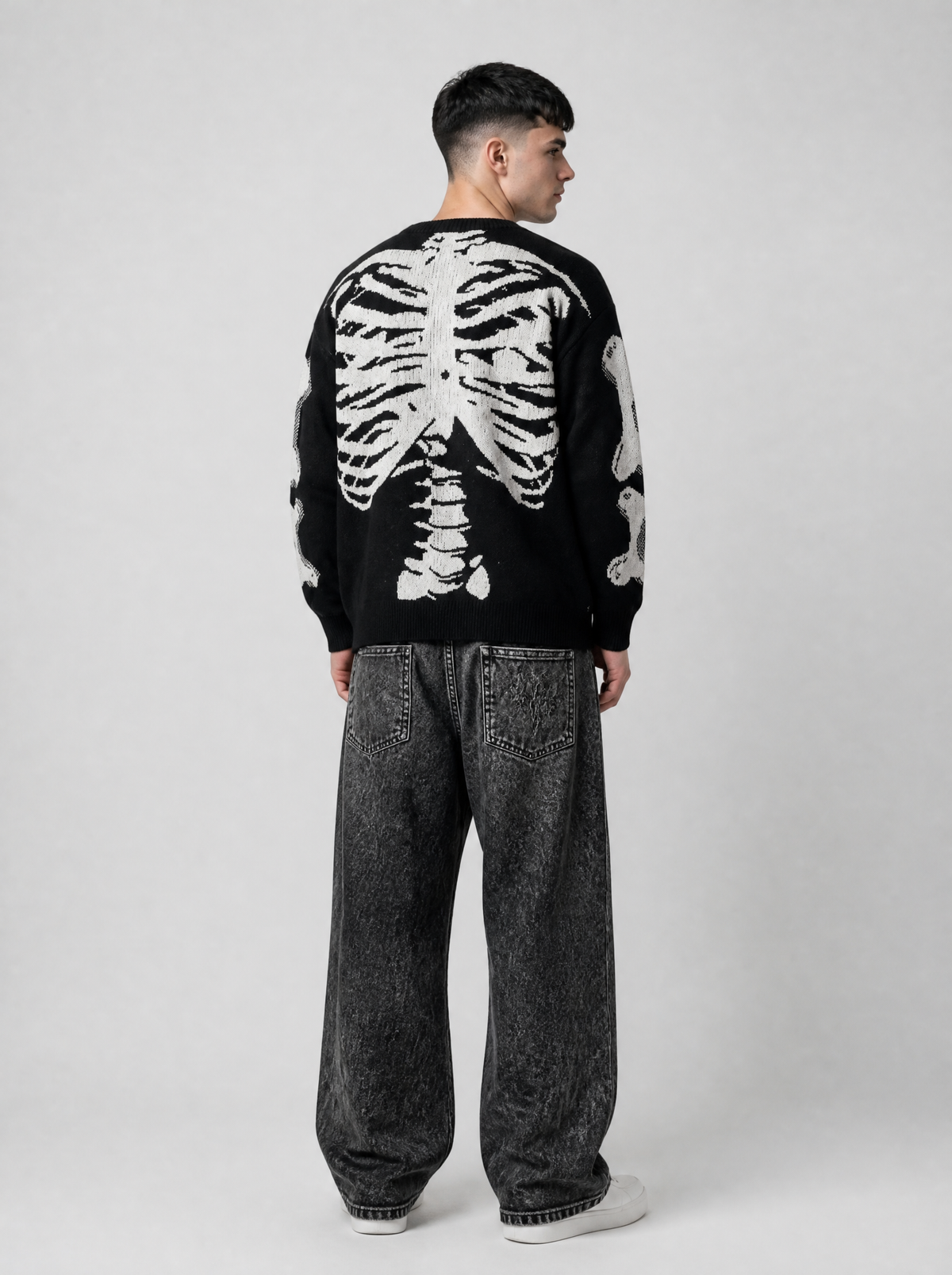 Autre vue | Vue de dos du pull noir orné d'une grande cage thoracique blanche en jacquard, porté avec un jean gothique noir délavé | Variante : Noir