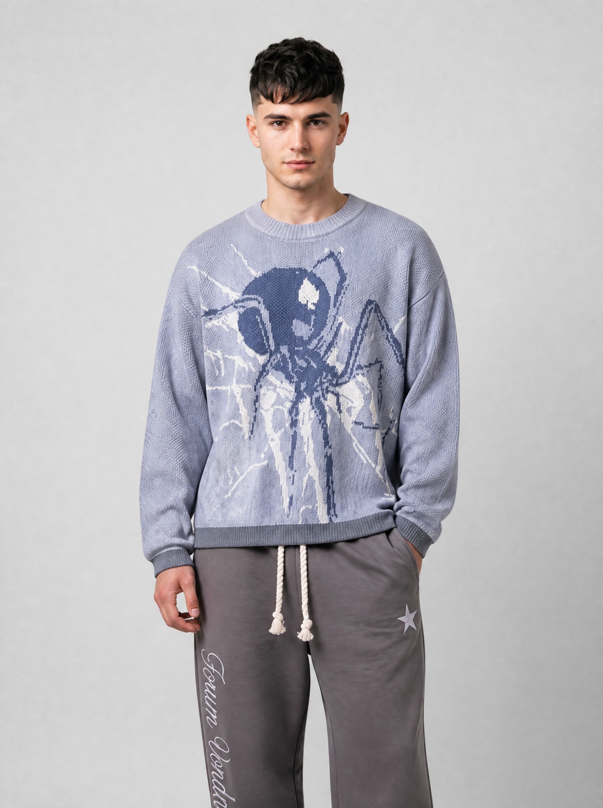 Autre vue | Homme de face portant le pull maille gris lavande motif araignée et toile d'araignée, assorti à un jogging gris à double taille