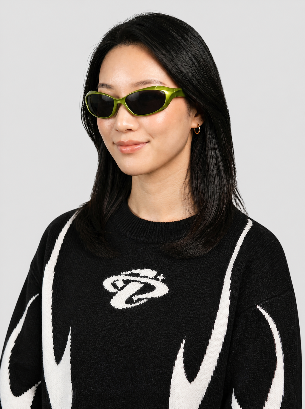 Autre vue | Femme portant les lunettes de soleil enveloppantes vert anis à verres fumés, vue de trois quarts | Variante : Vert