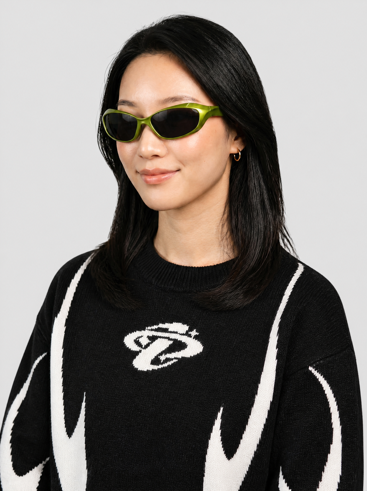 Autre vue | Femme portant les lunettes de soleil enveloppantes vert anis à verres fumés, vue de trois quarts | Variante : Vert