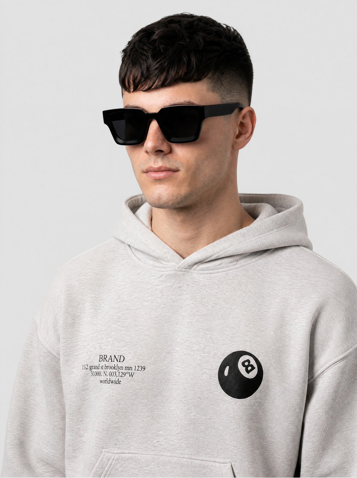 Autre vue | Lunettes de soleil carrées épaisses noir brillant verres gris foncé, portées de trois quarts par un homme en hoodie gris chiné | Variante : Noir