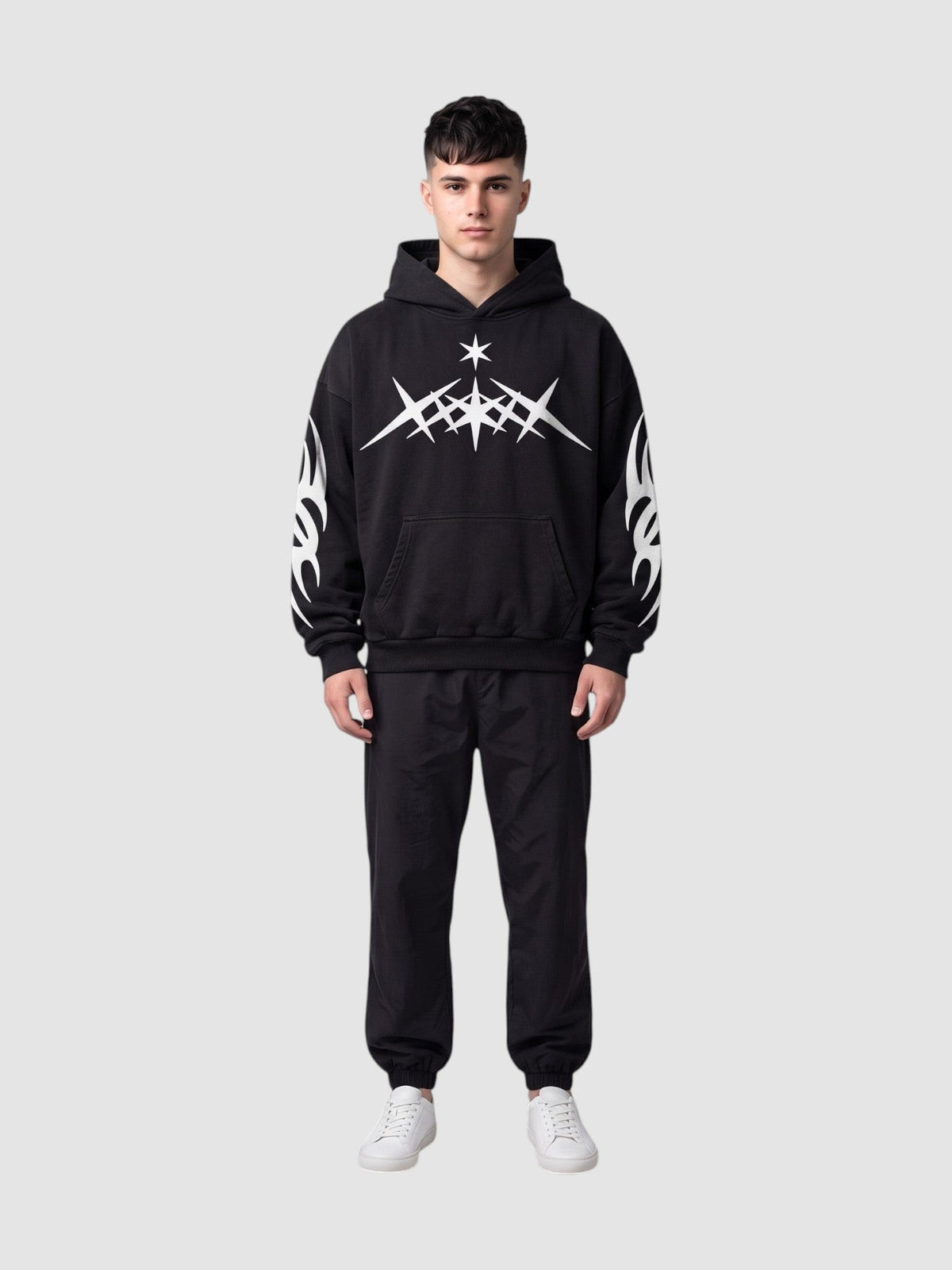 Hoodie oversize noir délavé avec graphismes flamme et étoile blancs, poche kangourou et capuche.