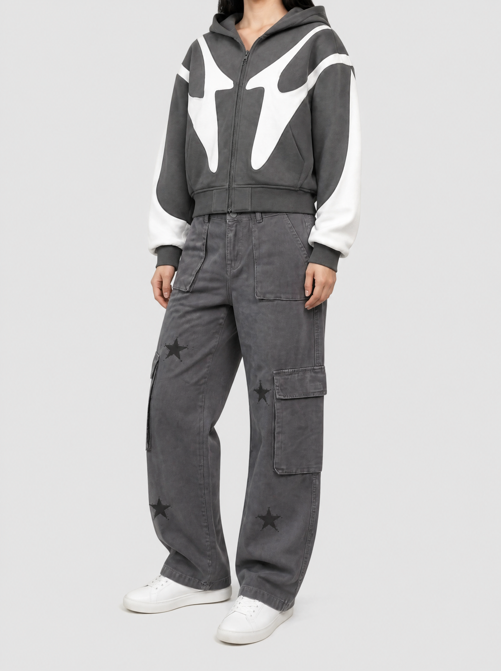 Autre vue | Pantalon cargo gris délavé taille haute à étoiles noires et poches à rabat, porté de trois quarts avec une veste zippée grise