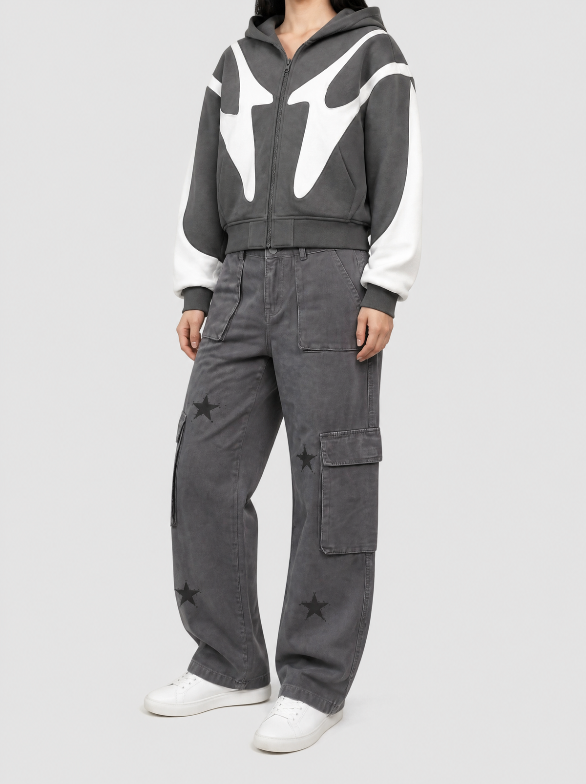 Autre vue | Pantalon cargo gris délavé taille haute à étoiles noires et poches à rabat, porté de trois quarts avec une veste zippée grise