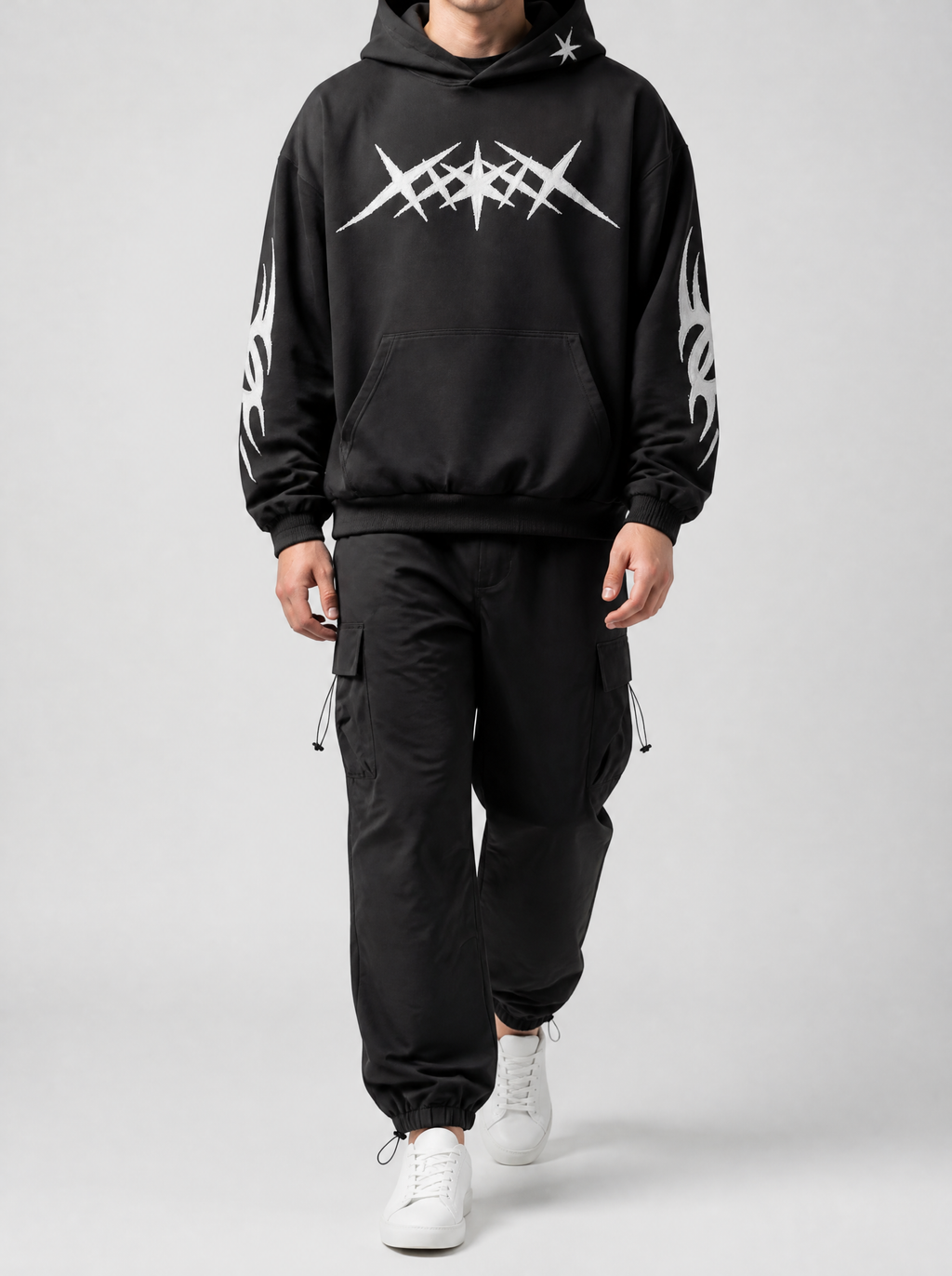 Autre vue | Homme marchant de face en cargo noir léger à cordons de serrage, porté avec un hoodie noir à motifs tribaux blancs | Variante : Noir