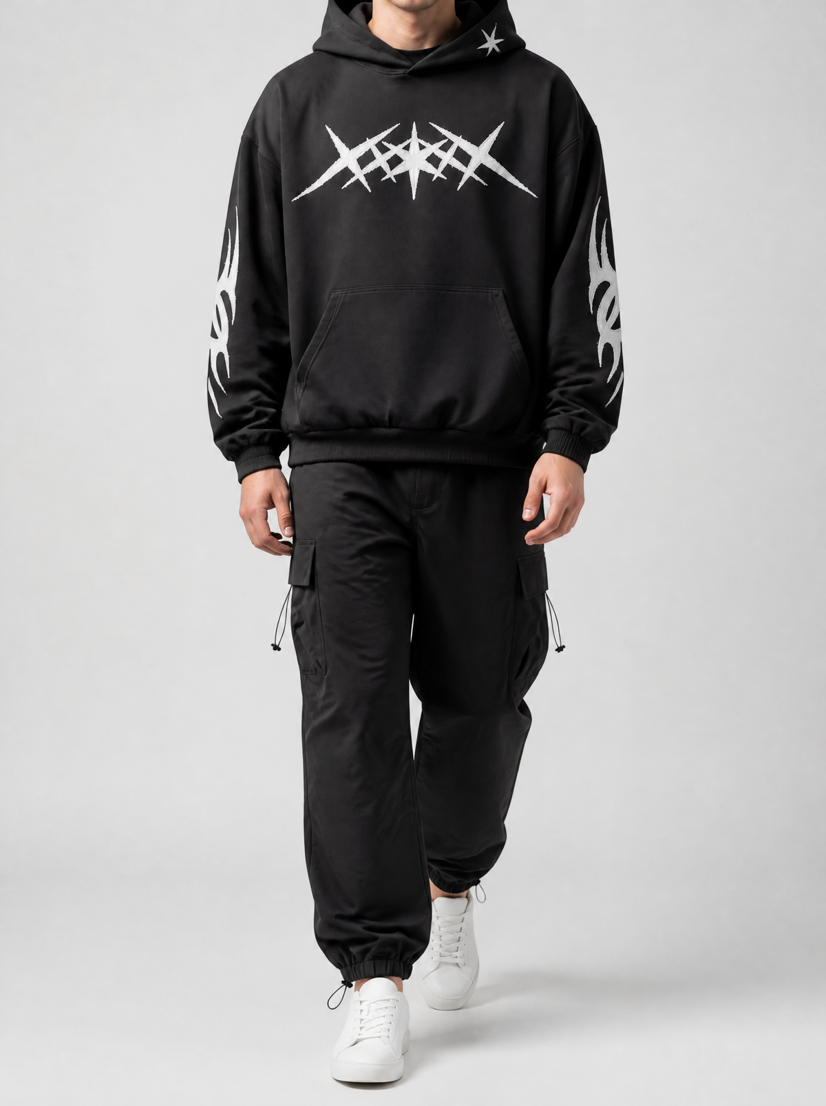 Autre vue | Homme marchant de face en cargo noir léger à cordons de serrage, porté avec un hoodie noir à motifs tribaux blancs | Variante : Noir