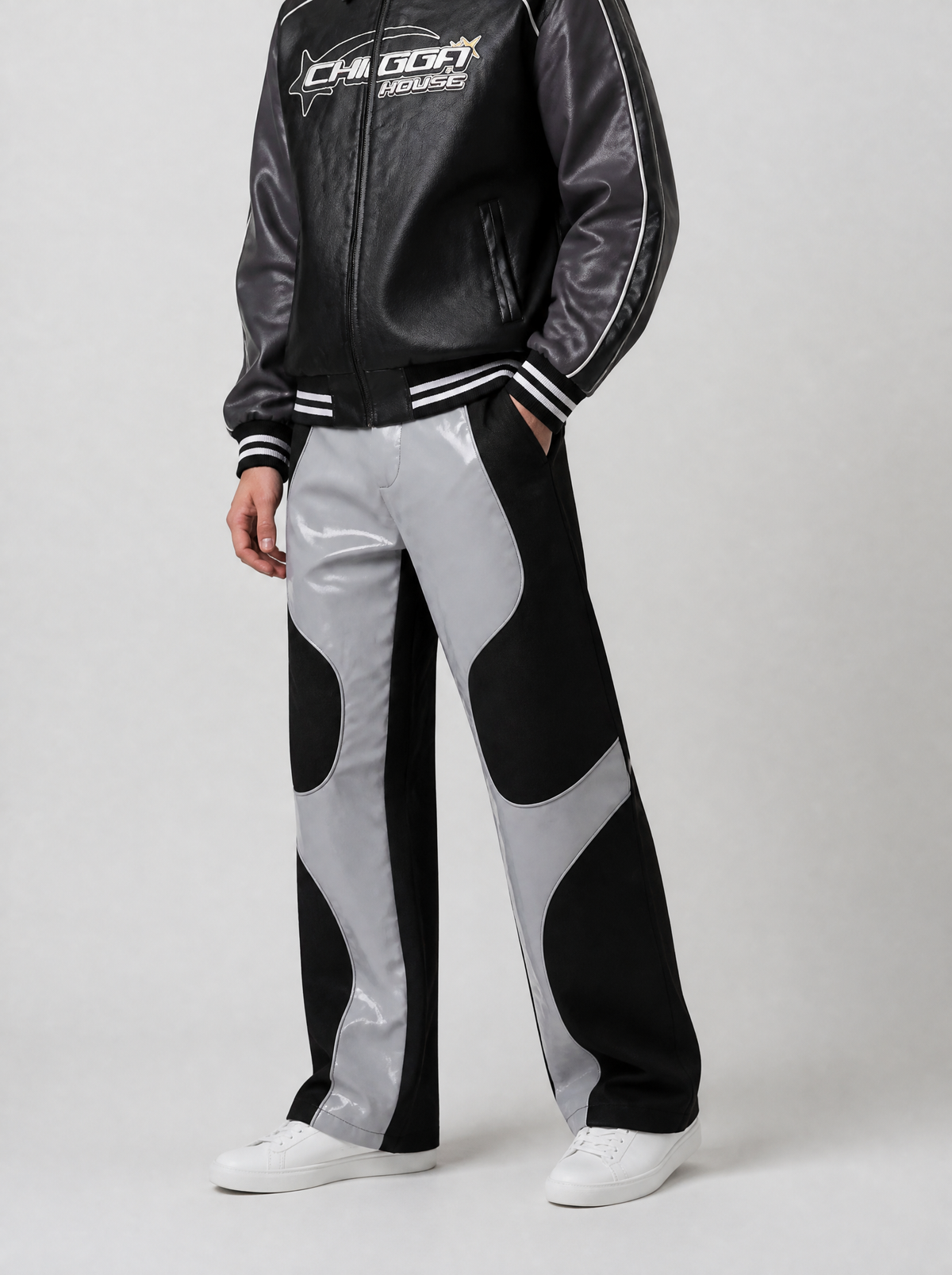 Autre vue | Pantalon large bicolore noir et simili cuir gris brillant à panneaux courbés style moto, porté de trois quarts avec un blouson noir