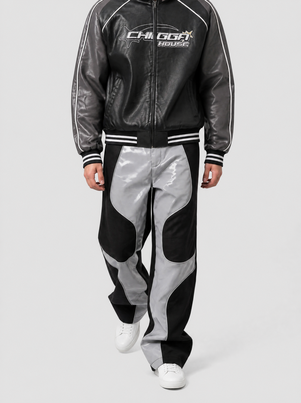 Autre vue | Homme marchant de face en pantalon moto noir et gris verni à découpes courbées, porté avec un blouson simili cuir noir
