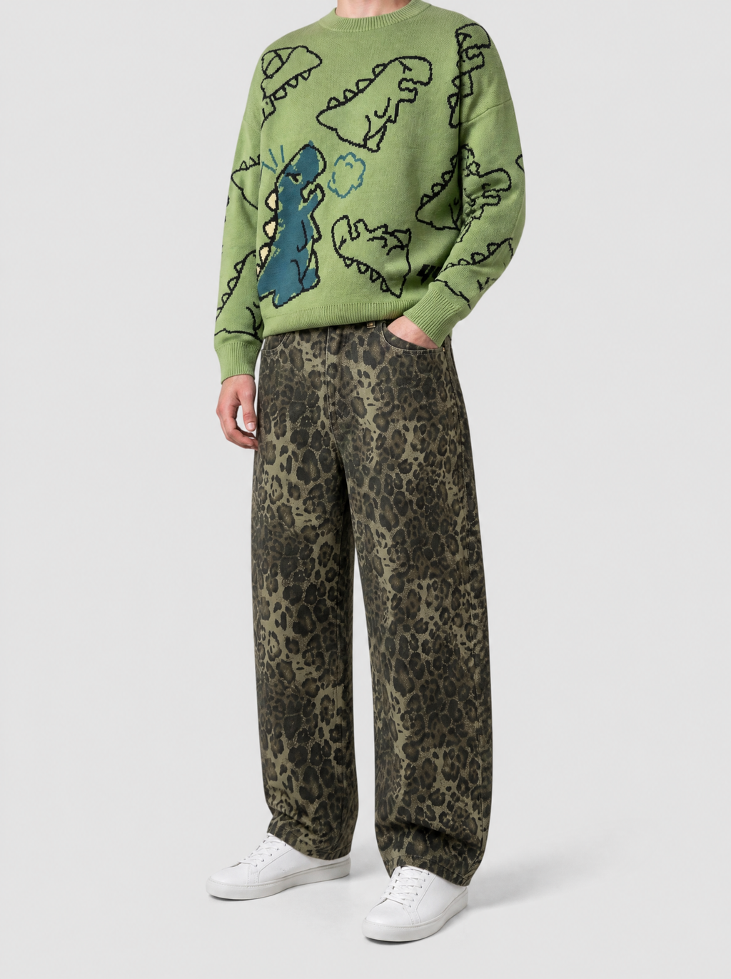 Autre vue | Jean large léopard kaki et olive coupe barrel, porté de trois quarts par un homme avec un pull vert à dinosaures