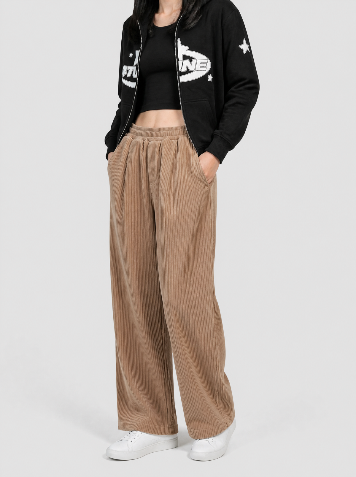 Autre vue | Femme portant le pantalon large en velours côtelé beige à taille élastique, vu de trois quarts | Variante : Beige