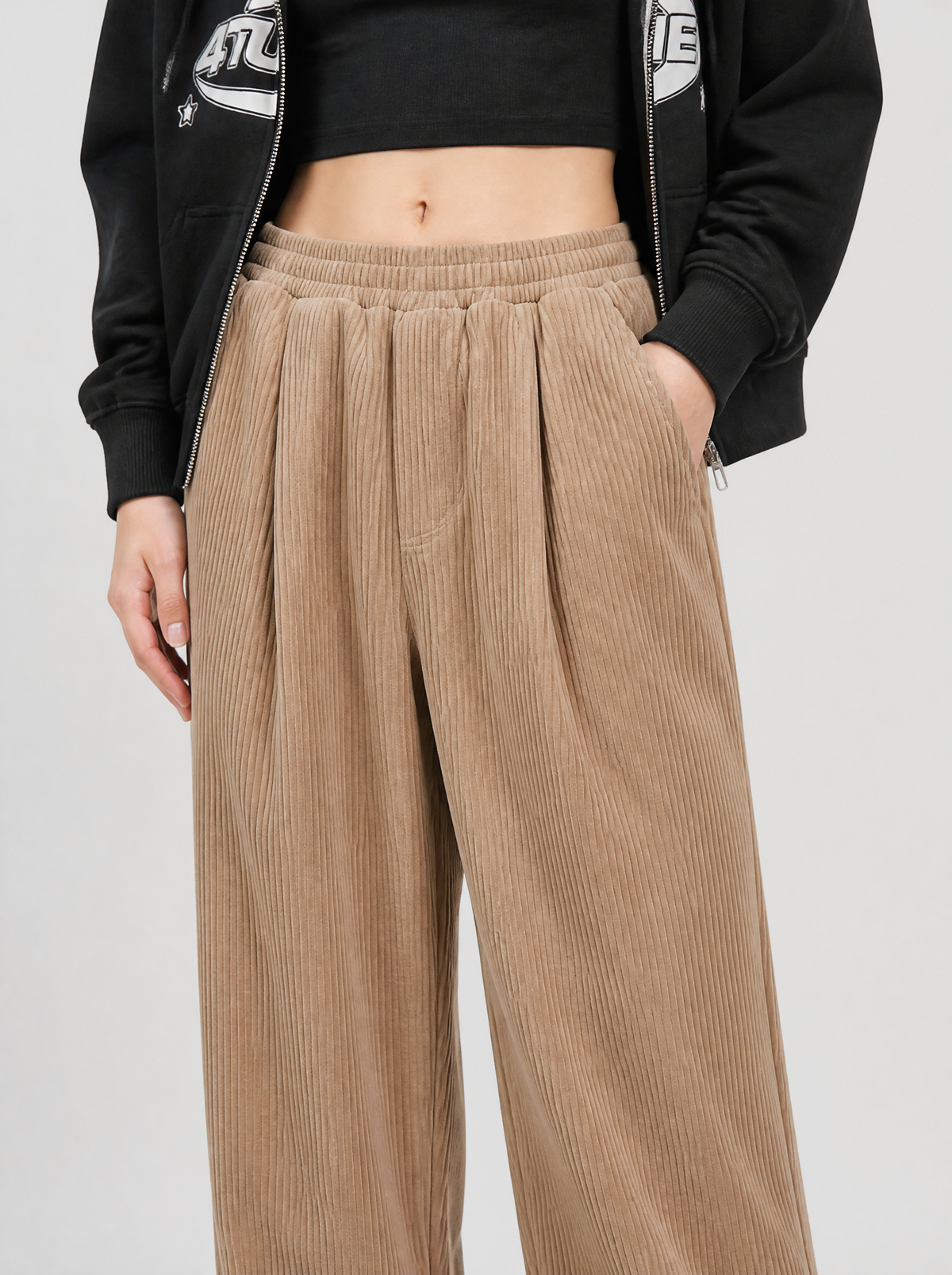 Photo détail | Gros plan sur les côtes du velours beige, les pinces et la poche du pantalon large | Variante : Beige