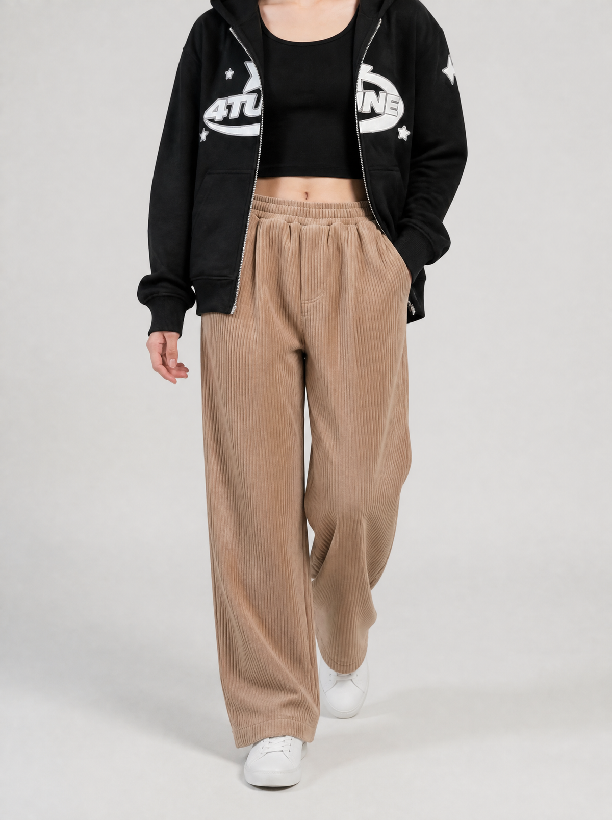 Autre vue | Pantalon oversize en velours côtelé beige porté de face en marchant, avec un hoodie zippé noir | Variante : Beige