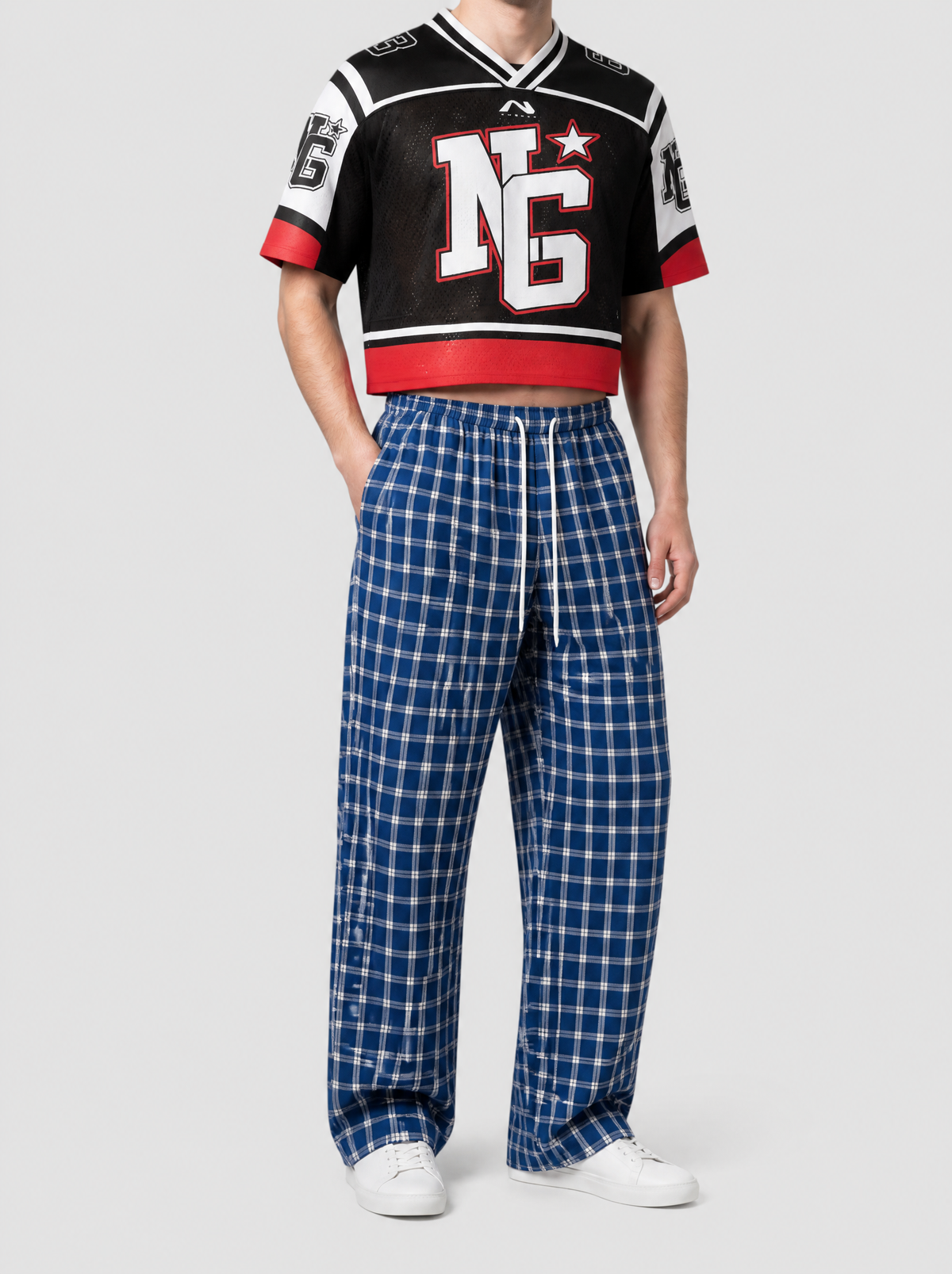 Autre vue | Pantalon large à carreaux bleu marine et blanc avec cordon blanc, porté de trois quarts par un homme avec un maillot football noir | Variante : Bleu