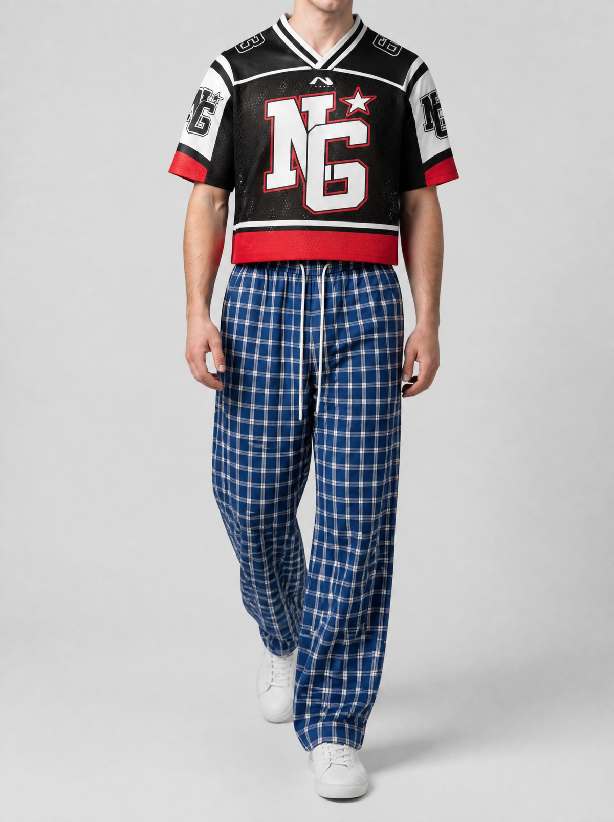 Autre vue | Homme marchant de face en pantalon à carreaux bleu et blanc taille élastique, porté avec un maillot noir et rouge | Variante : Bleu