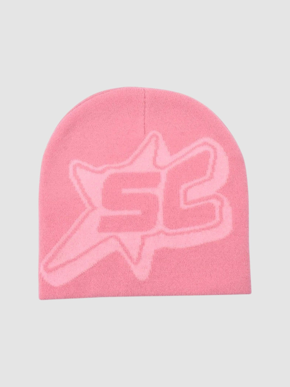 Bonnet skullie rose clair avec monogramme SC dans une teinte de rose contrastée, à l'intérieur d'un motif étoile.