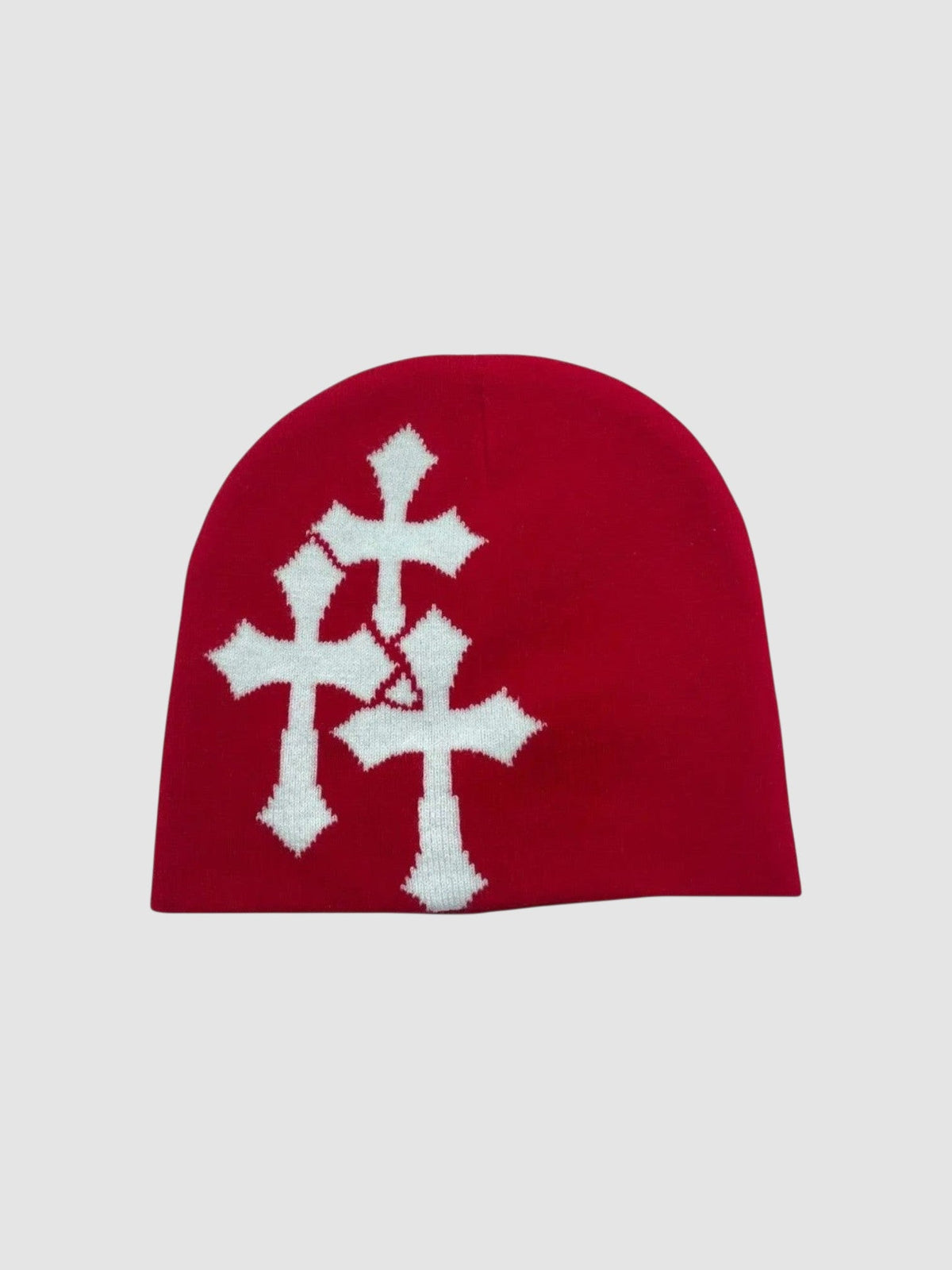 Bonnet rouge avec motif jacquard tricoté triple croix blanc, style streetwear classique.