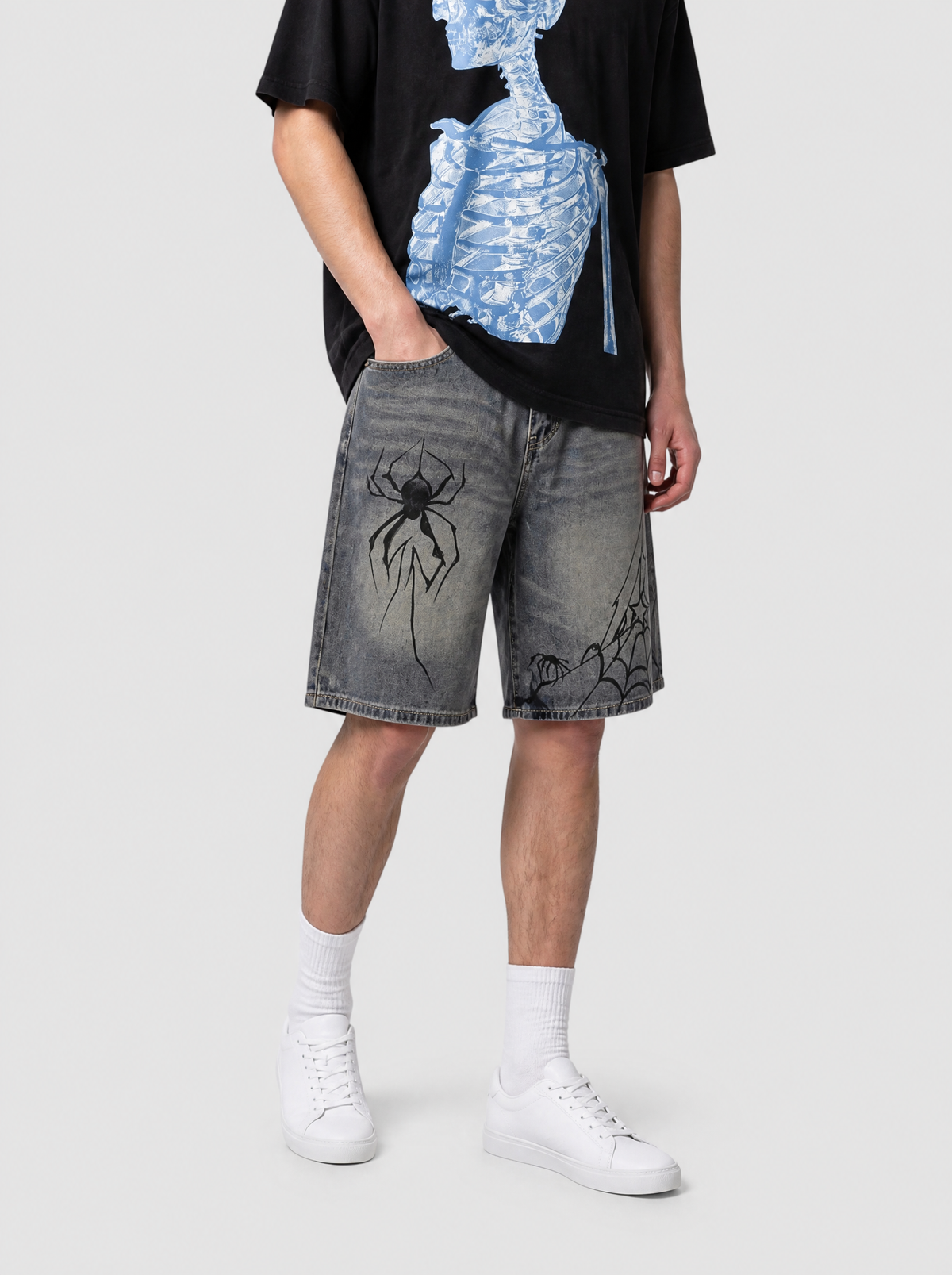 Autre vue | Short en jean long délavé sable à imprimé araignée et toile, porté de trois quarts avec un t-shirt squelette