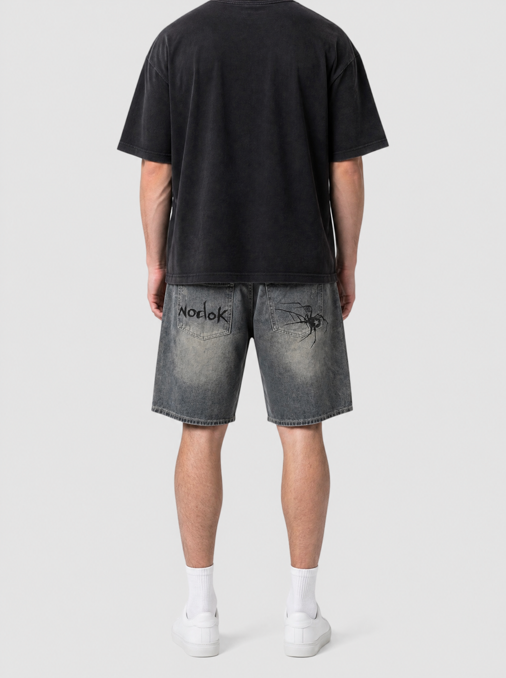 Autre vue | Dos du short en jean délavé vintage avec l’inscription Nodok et une araignée noire sur les poches arrière