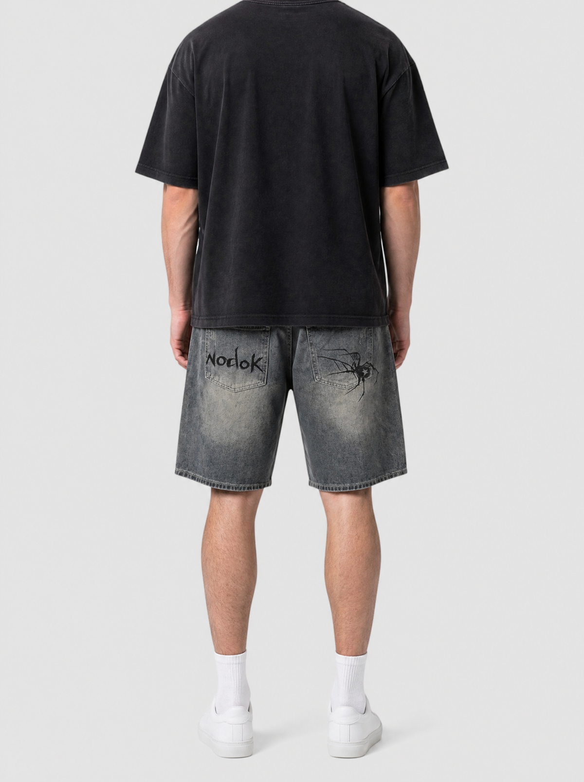 Autre vue | Dos du short en jean délavé vintage avec l’inscription Nodok et une araignée noire sur les poches arrière
