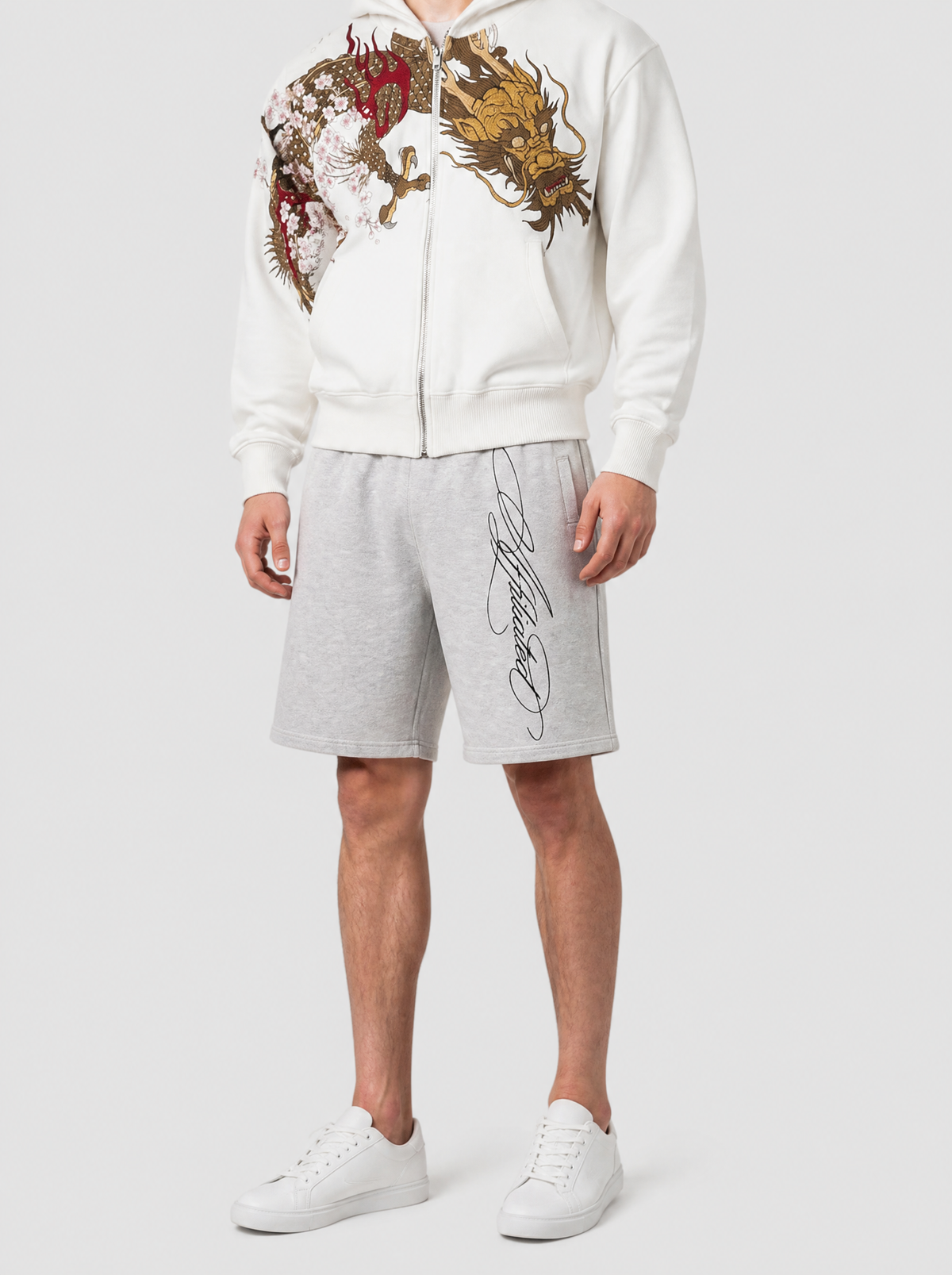 Autre vue | Short jogging gris chiné avec calligraphie noire verticale sur la jambe gauche, porté de trois quarts avec un sweat zippé dragon | Variante : Gris