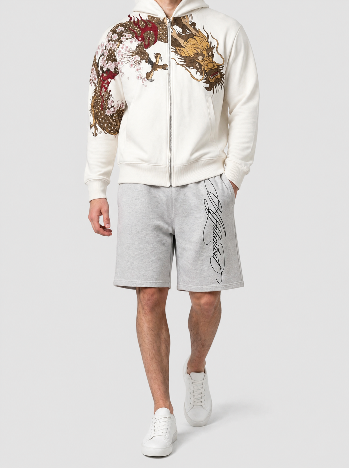 Autre vue | Homme marchant de face en short molleton gris chiné à calligraphie noire, porté avec un sweat zippé blanc à dragon | Variante : Gris