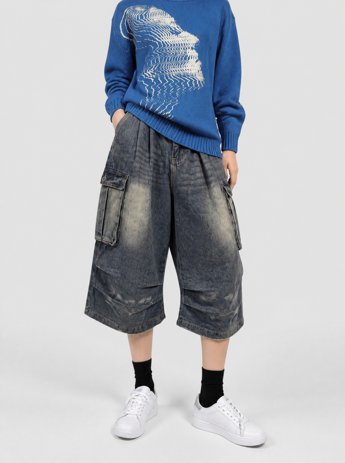 Autre vue | Femme portant le short cargo long en jean délavé sable, vu de trois quarts avec un pull bleu